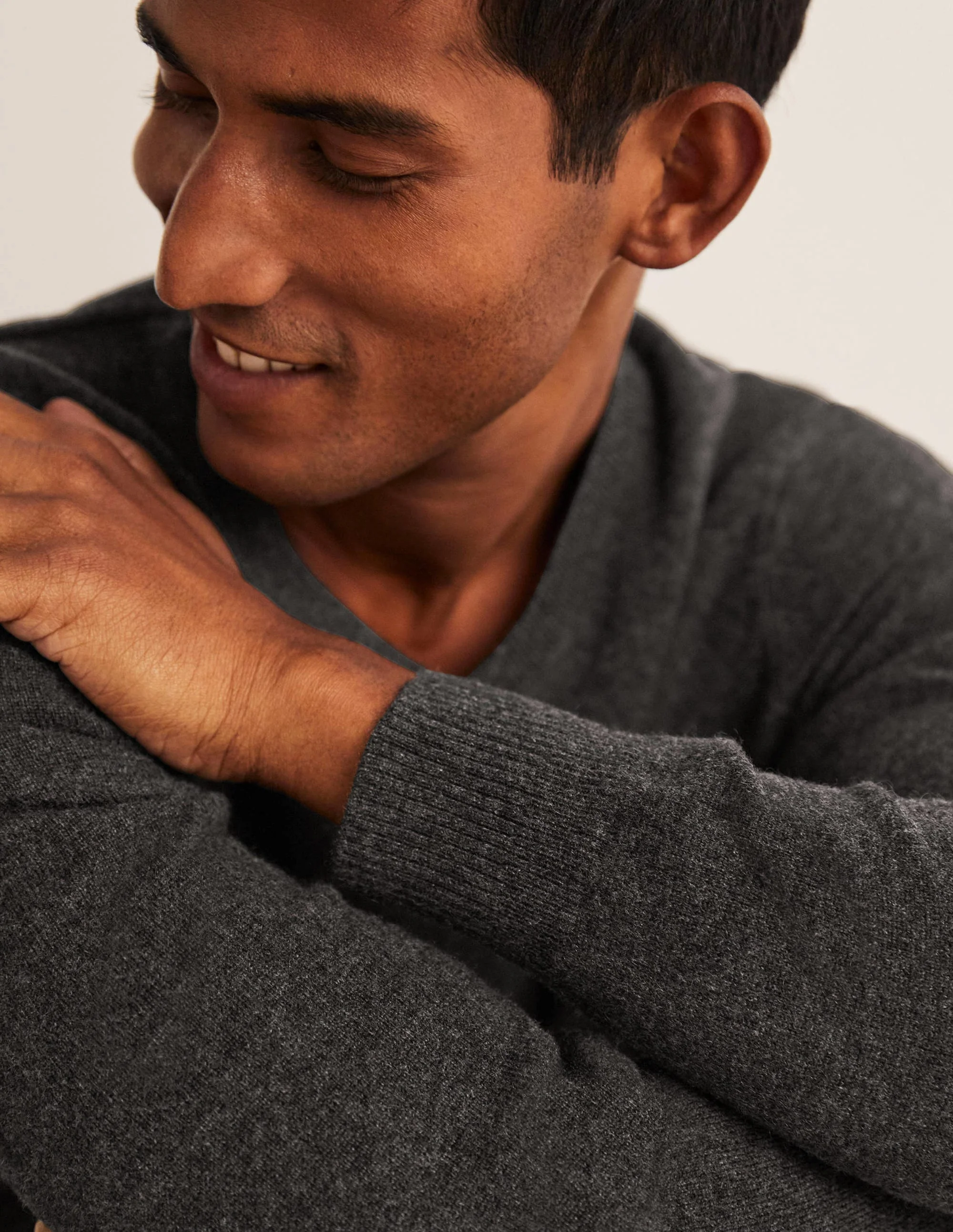 Cashmere V-neck-Dark Grey Melange - Image 2