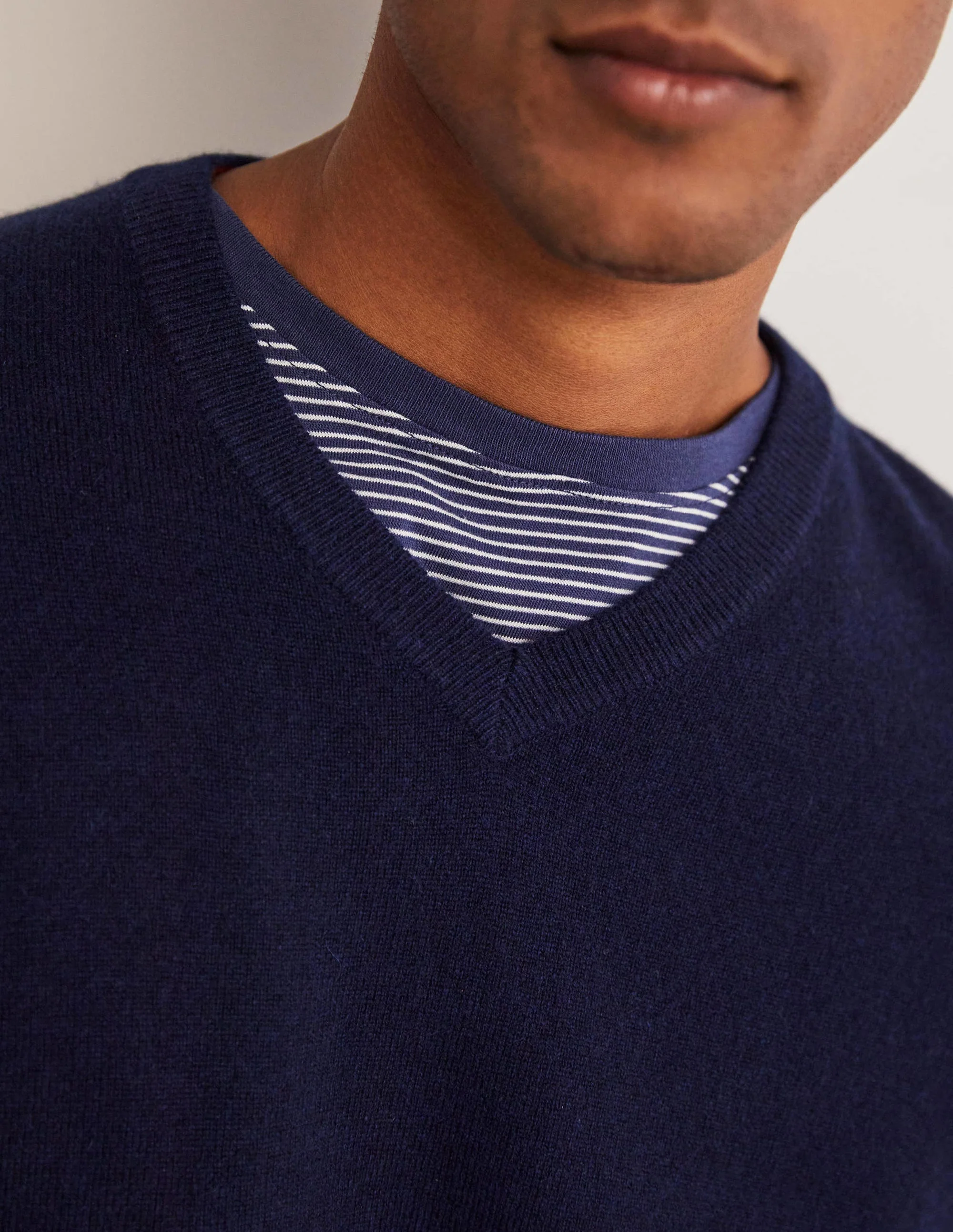 Cashmere V-neck-Navy - Image 2