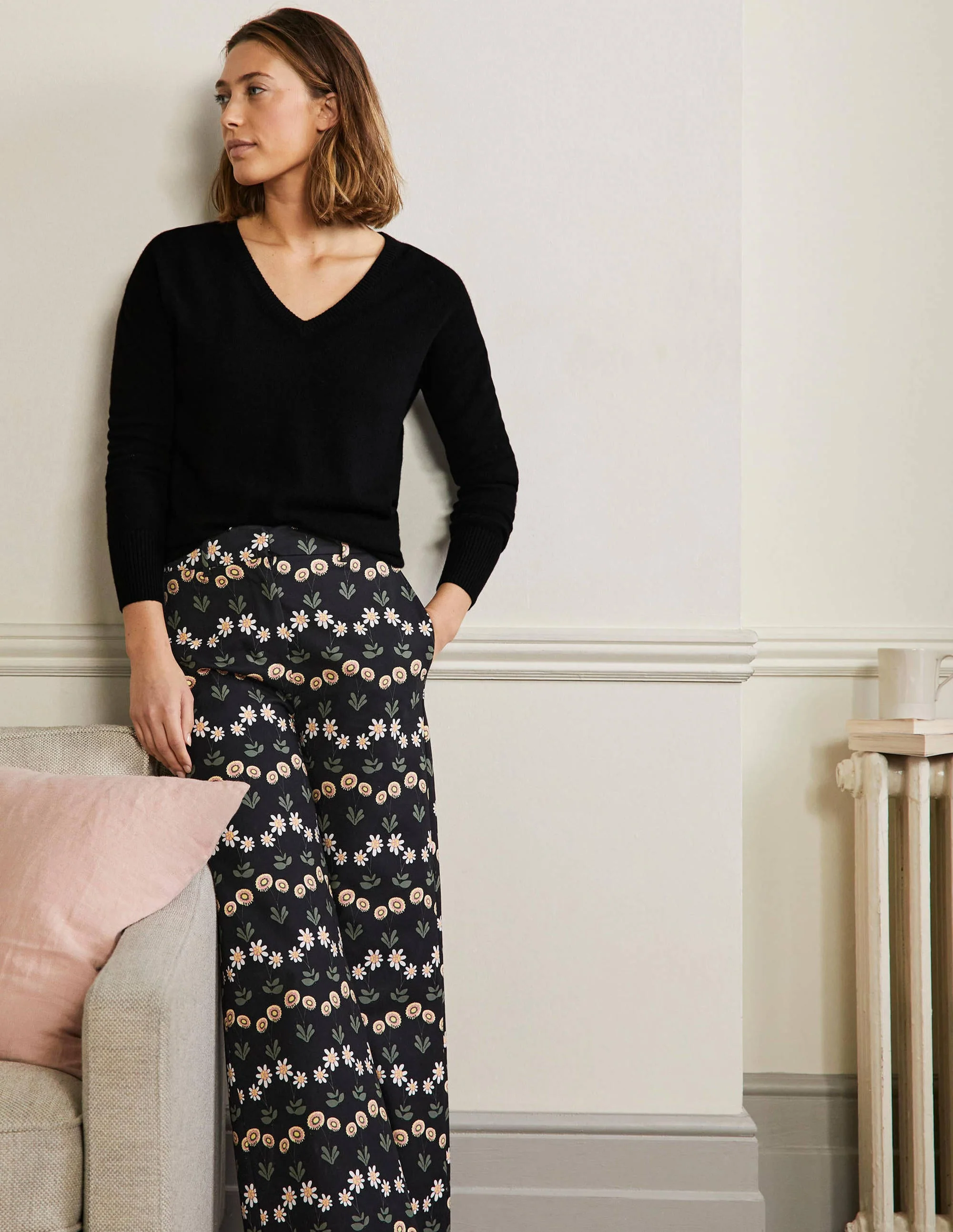 Cashmere V-neck Relaxed Jumper-Black - Image 4