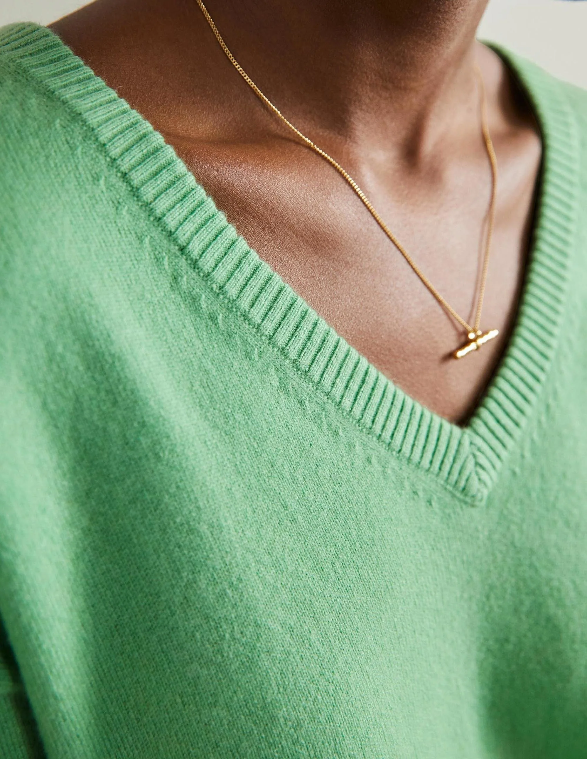 Cashmere V-neck Relaxed Jumper-Zephyr Green - Image 2