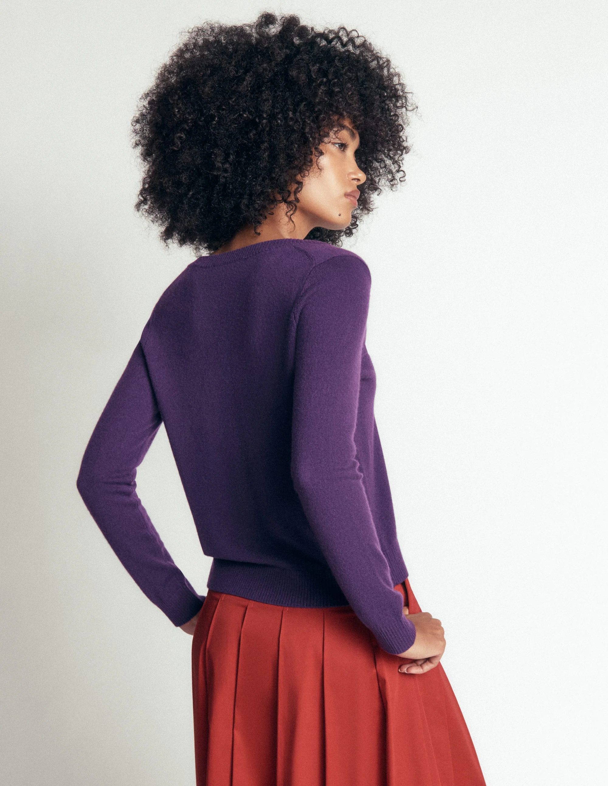Elsie Cashmere V Neck Jumper-Deep Grape - Image 3
