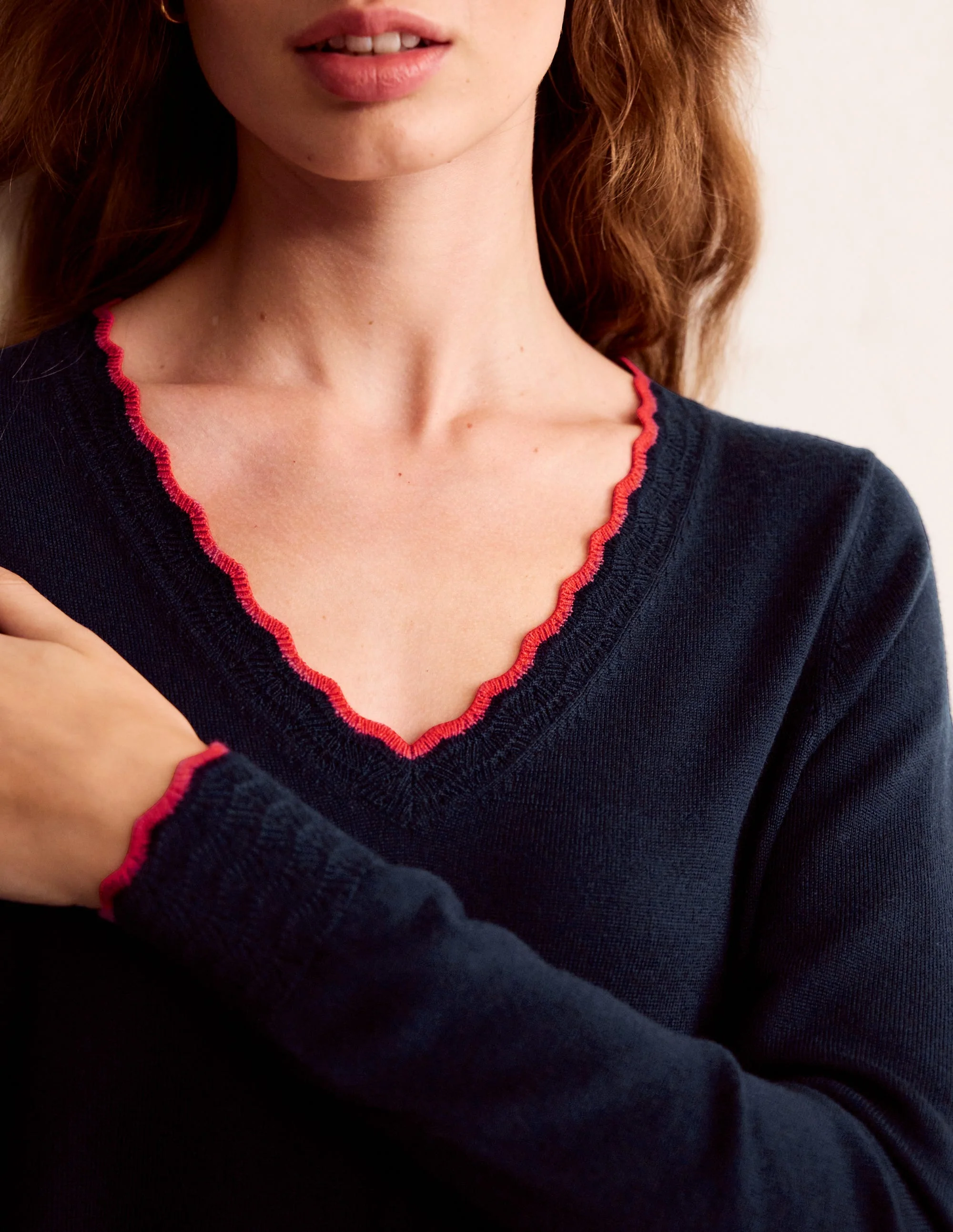 Merino Scallop V-Neck Jumper-Navy - Image 2