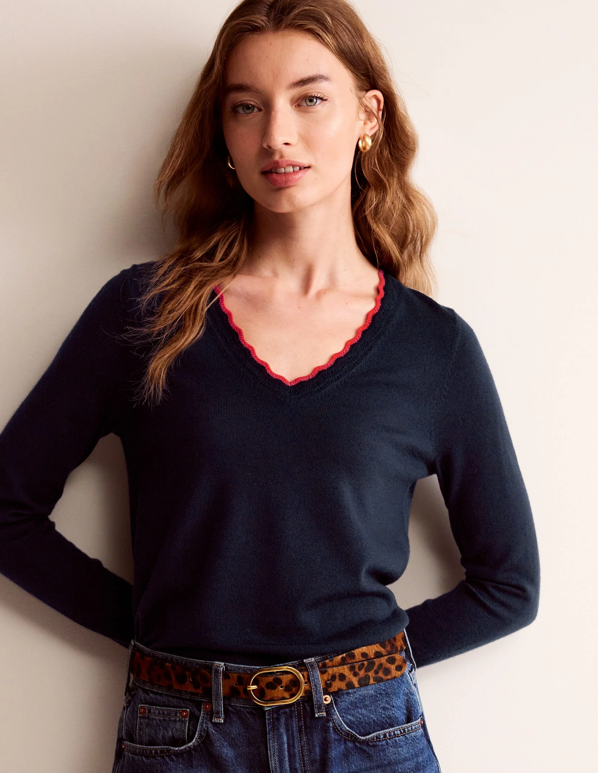 Merino Scallop V-Neck Jumper-Navy - Image 4