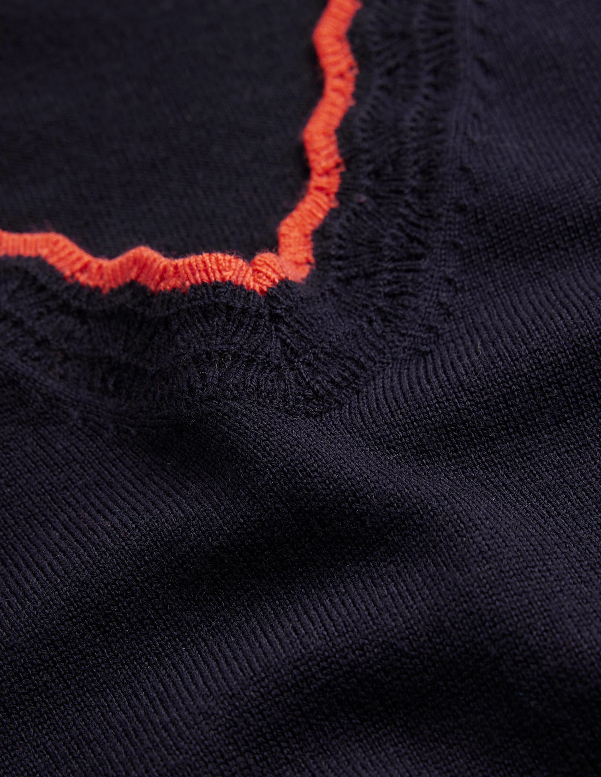 Merino Scallop V-Neck Jumper-Navy - Image 6