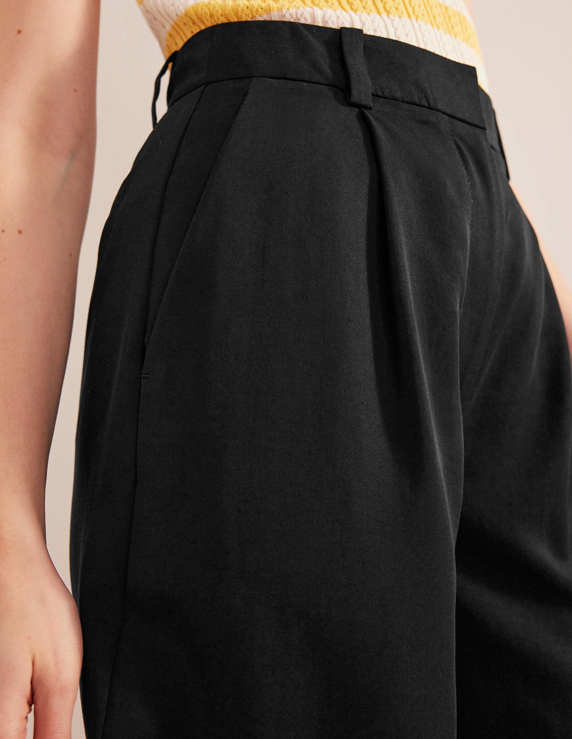 Tencel Relaxed Shorts-Black - Image 2